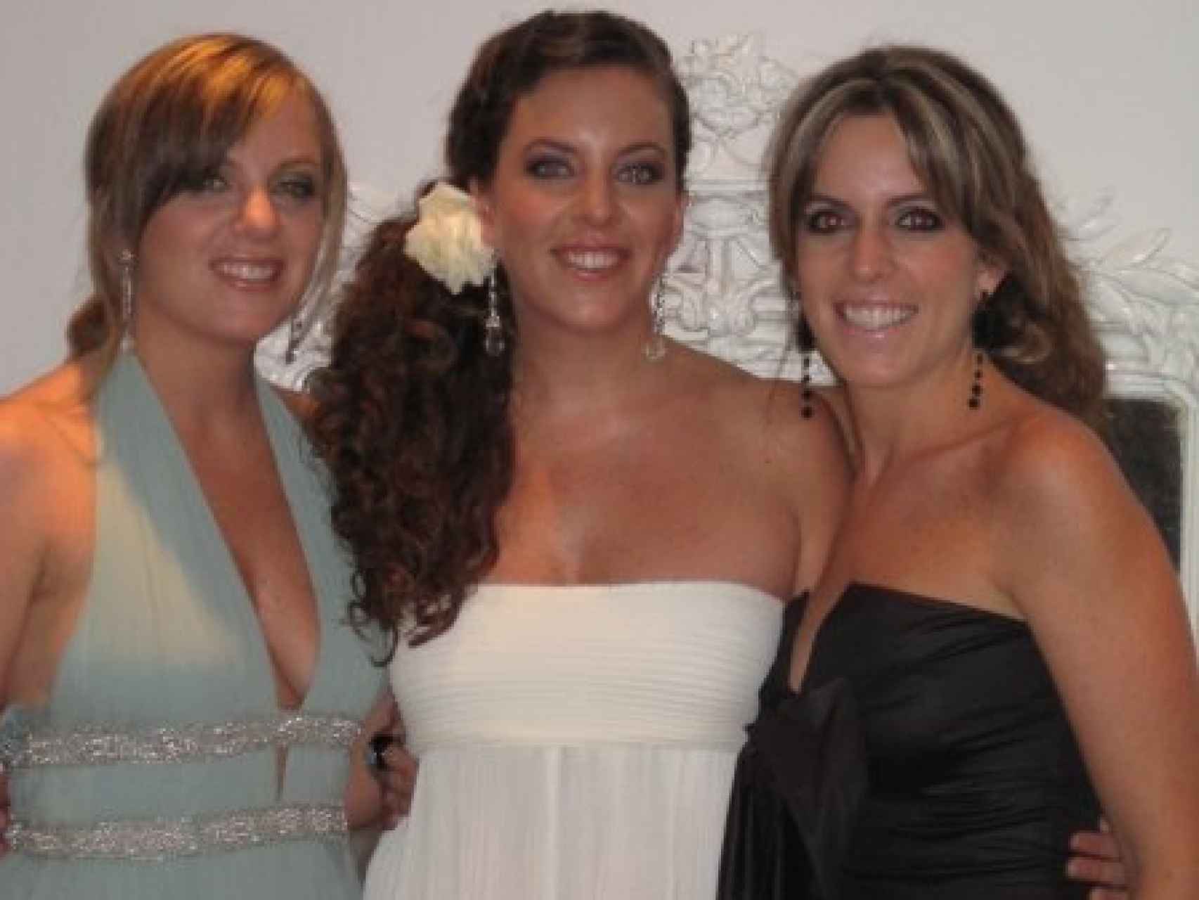 Claudia junto a sus hermanas el día de su boda.