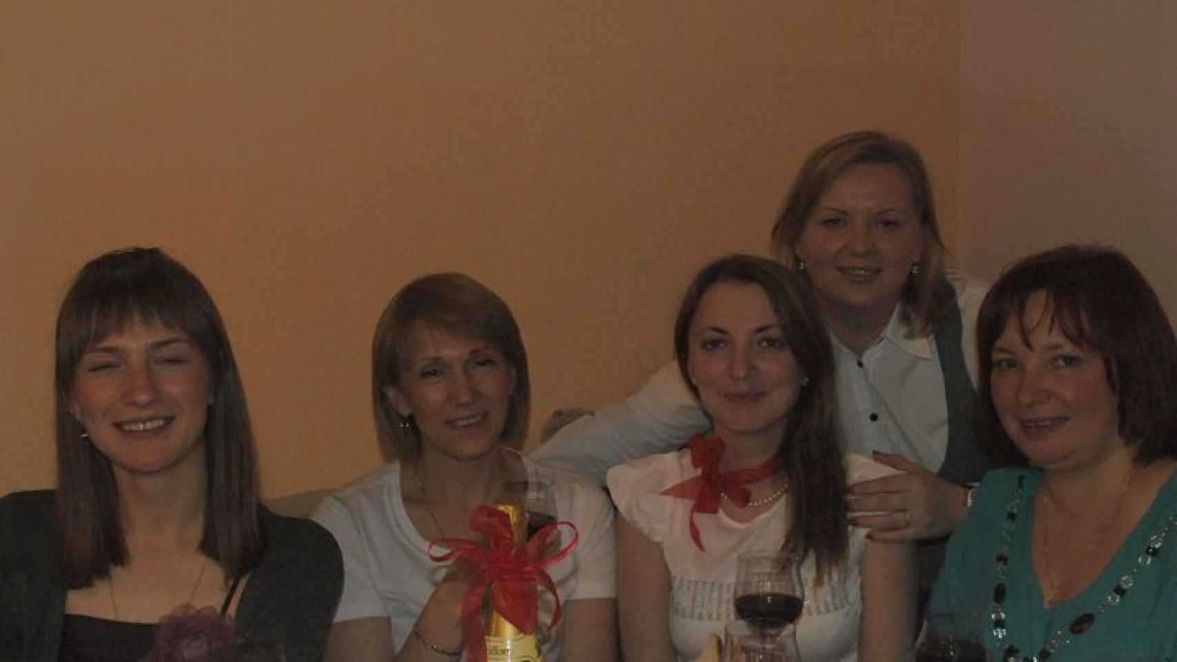 En el centro de la imagen, Valentina, junto a varias amigas en San Petersburgo.
