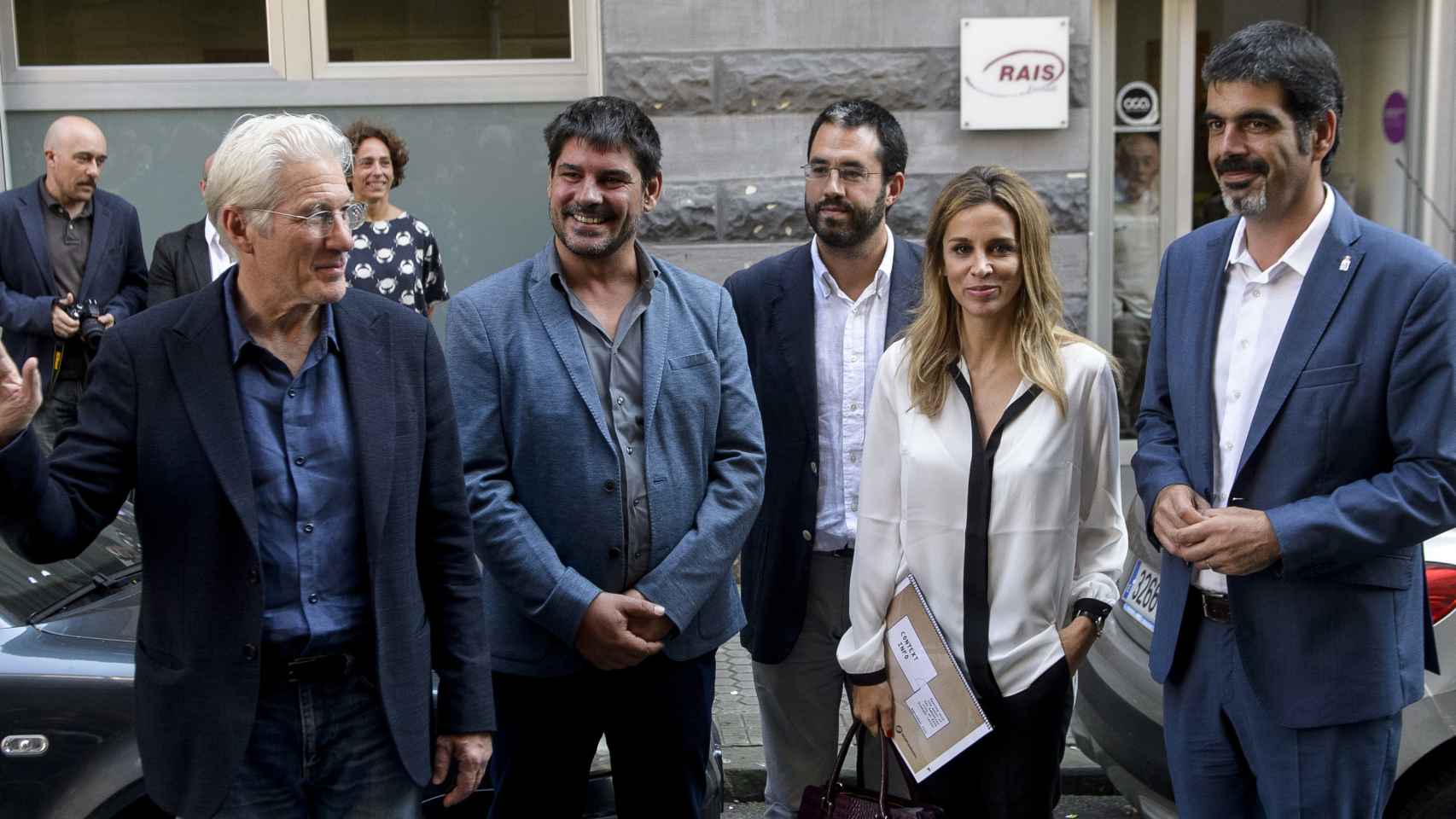 Gere y Silva con Eneko Goia, alcalde de San Sebastián, durante la visita al centro.