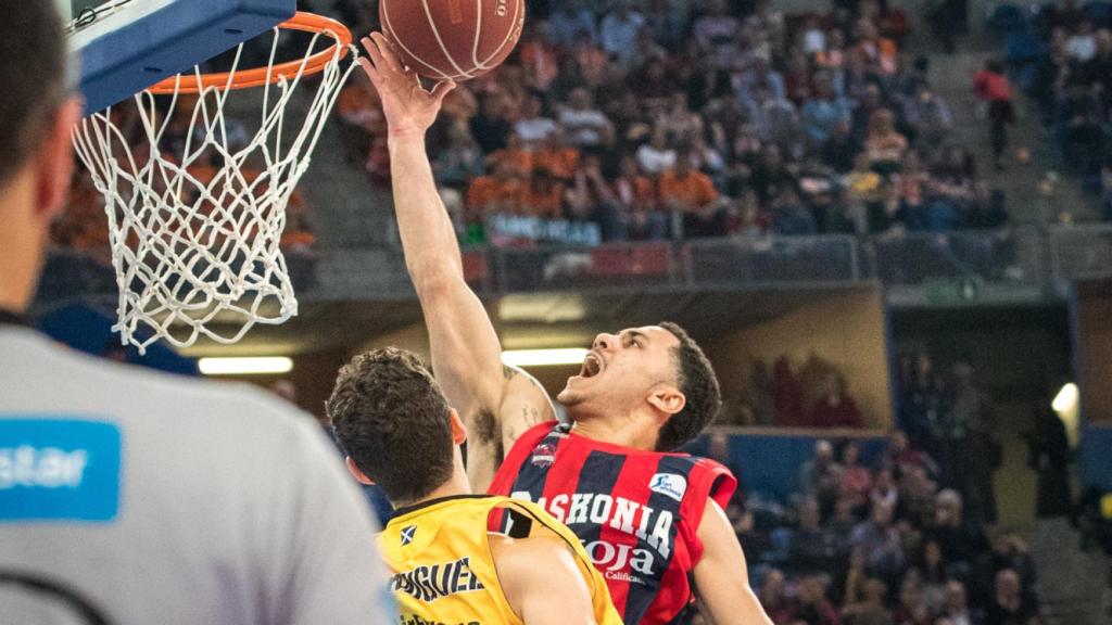 Shane Larkin penetra a canasta ante el Iberostar Tenerife.