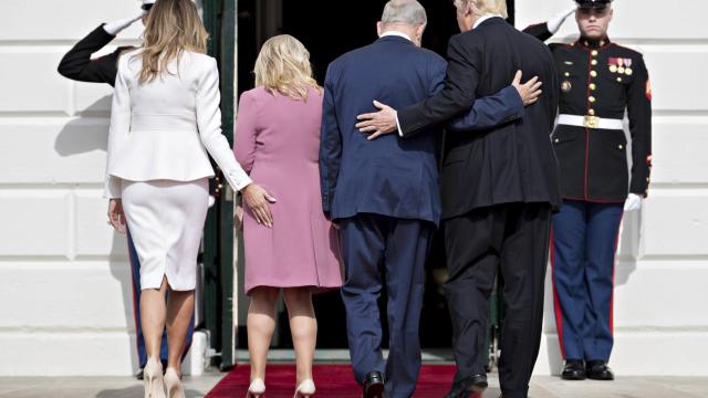 Melania Trump y su comentada mano sobre el trasero de la esposa de Netanyahu.