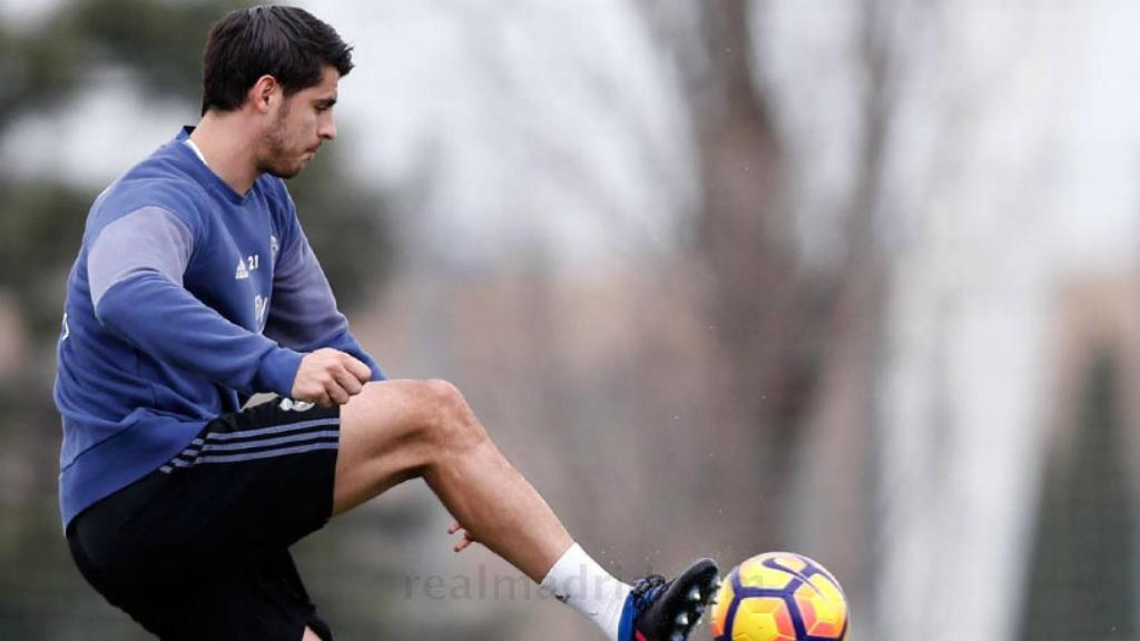 Morata trabaja con balón durante el entrenamiento