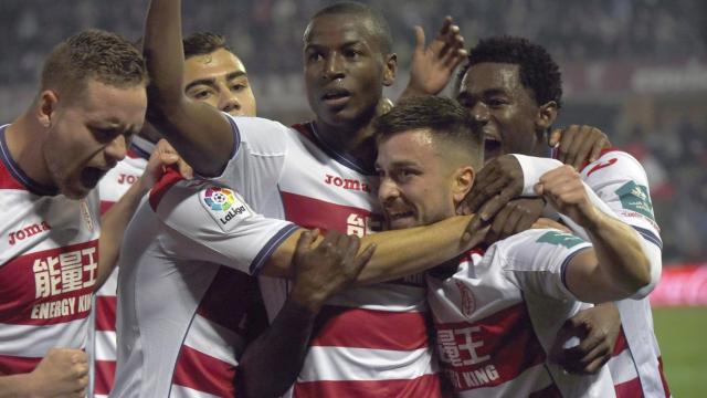 El delantero Adrián Ramos celebra su segundo gol contra el Betis.