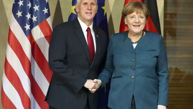 Mike Pence y Angela Merkel.