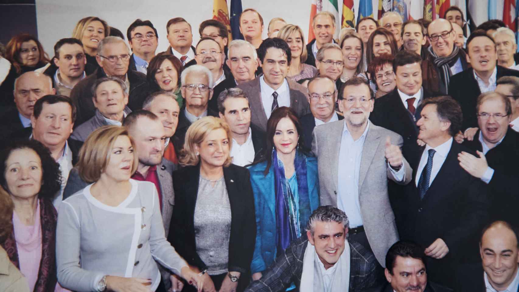A Ricardo Díez (en el centro con pelo blanco) le han hecho toda clase de homenajes por ser el alcalde más antiguo de España. Aquí, con miembros del PP a nivel nacional.