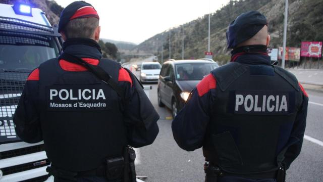 Un par de agentes de los Mossos.