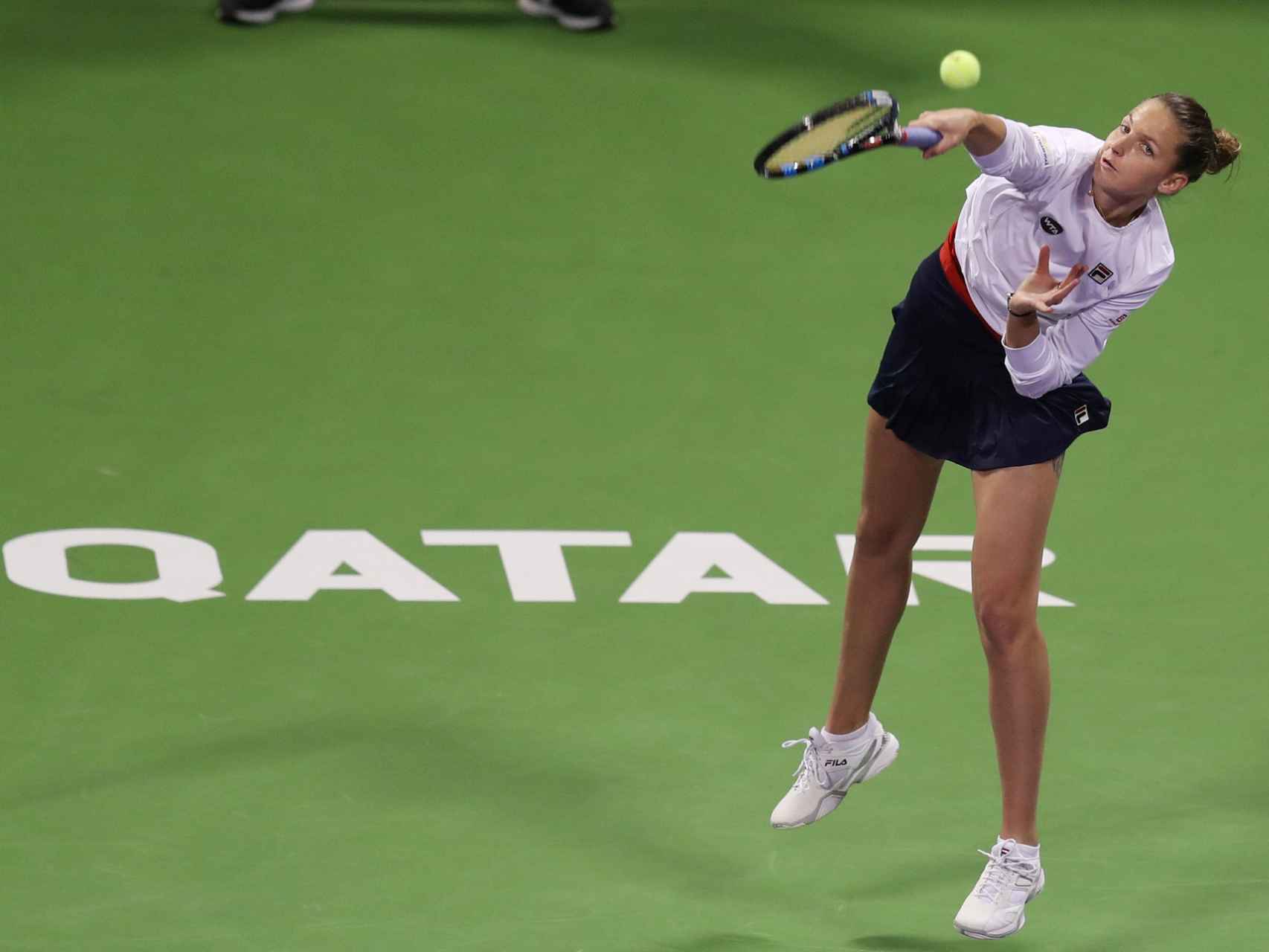 Karolina Pliskova saca durante el torneo de Doha.