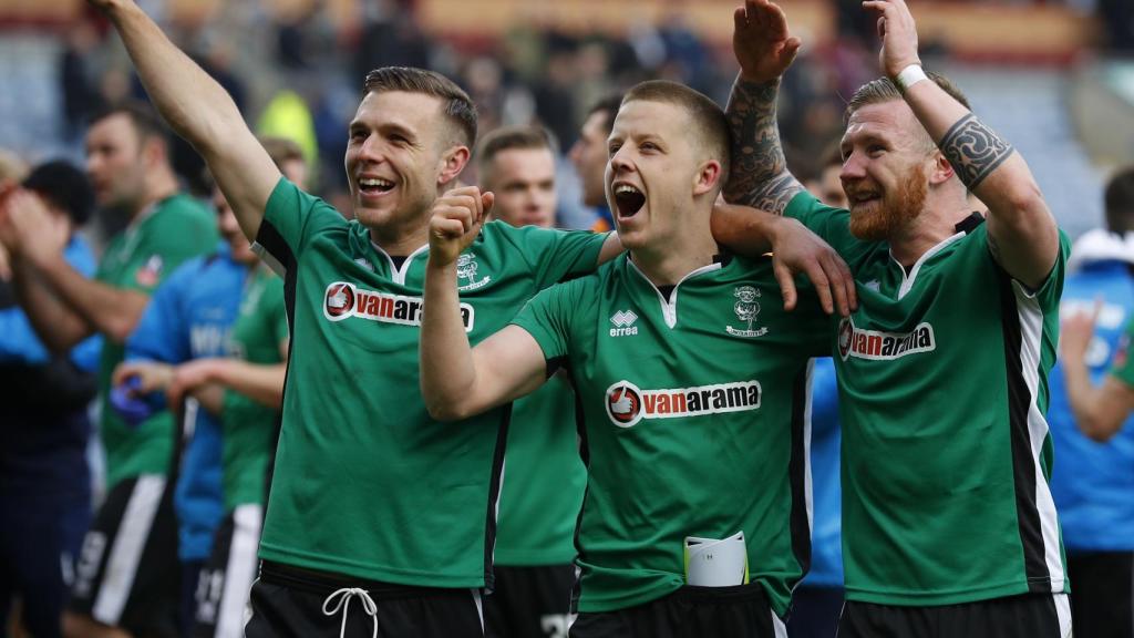 Los jugadores del Lincoln celebran el pase a cuartos de la FA Cup.