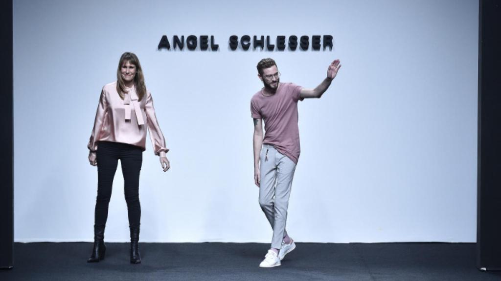 Carolina Menéndez y Alexandre García, salen a saludar tras el desfile. / Foto: GTRES