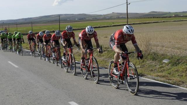 El pelotón durante la Vuelta Andalucía.