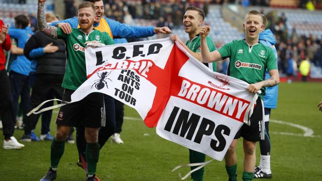 Los jugadores del Lincoln City celebran su clasificación.