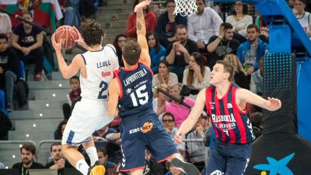 Llull busca una canasta en el Madrid - Baskonia.