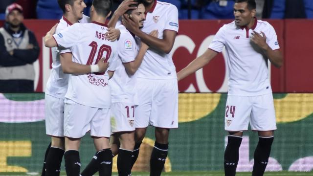 Los jugadores del Sevilla celebran un gol.