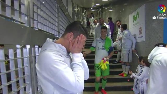 Cristiano Ronaldo se tapa la cara con las manos.