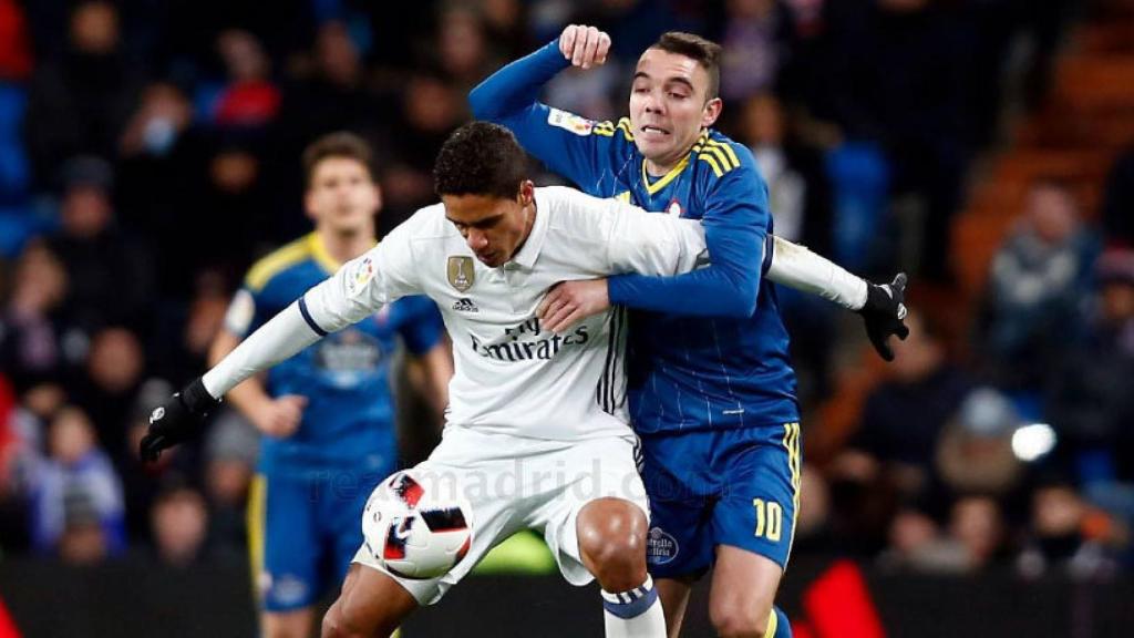 Varane luchando un balón con Aspas