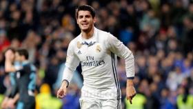 Álvaro Morata con la elástica blanca.