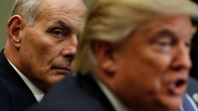 El secretario de Seguridad Nacional (i), John Kelly, junto al presidente Donald Trump.