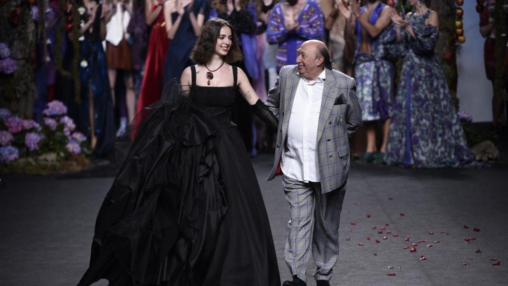 Lucía Tristancho y el diseñador Francis Montesinos cerrando el desfile.