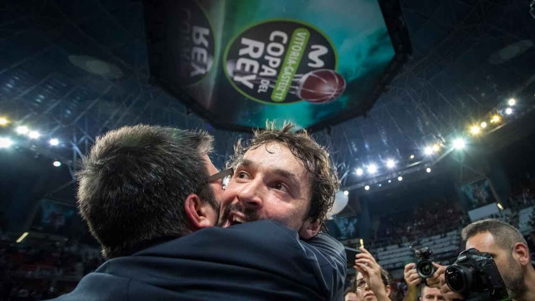 Llull se abraza con Paco Redondo tras su partido.
