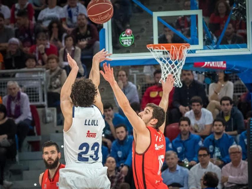 Llull lanza ante Vives.