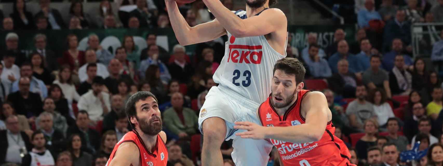 Sergio Llull intenta anotar frente al Valencia Basket.