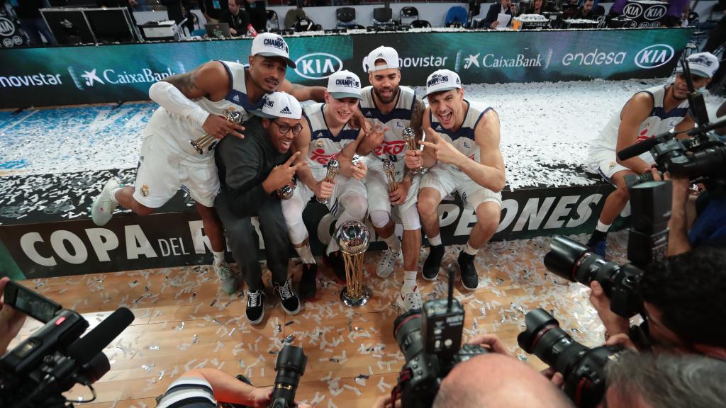 Draper, Thompkins, Doncic, Taylor y Maciulis celebran la Copa.