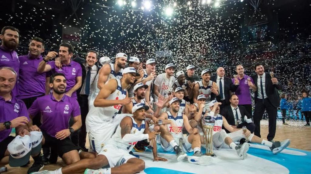 Los jugadores del Real Madrid celebran su cuarta Copa del Rey consecutiva.