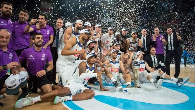 Los jugadores del Real Madrid celebran su cuarta Copa del Rey consecutiva.