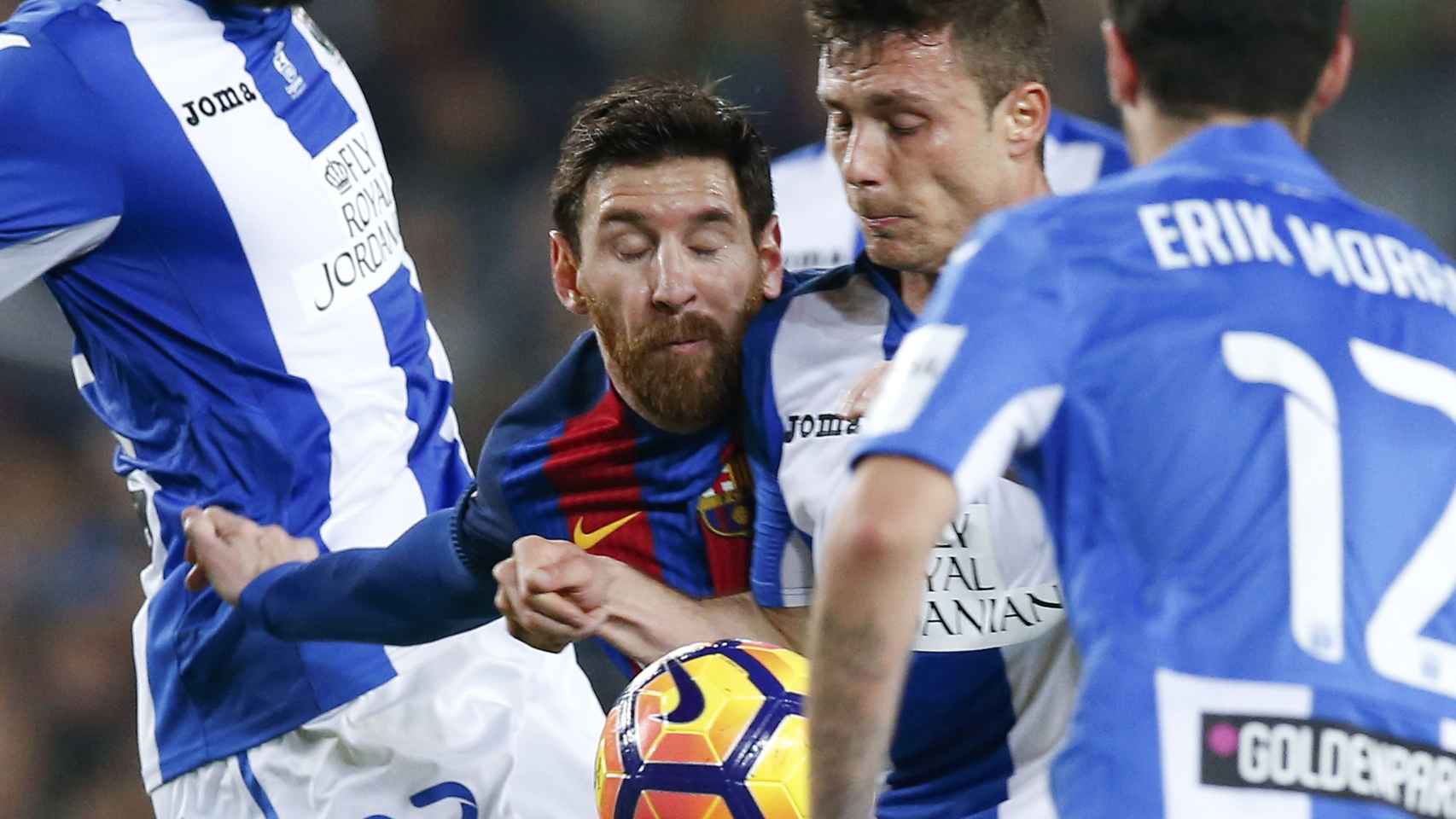 Messi disputa un balón en el partido ante el Leganés.