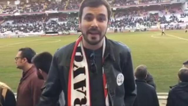 Alberto Garzón en el Estadio de Vallecas.