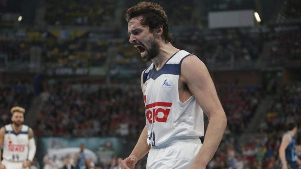 Llull celebrando una canasta