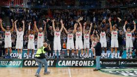 El Real Madrid levanta la Copa ACB en Vitoria
