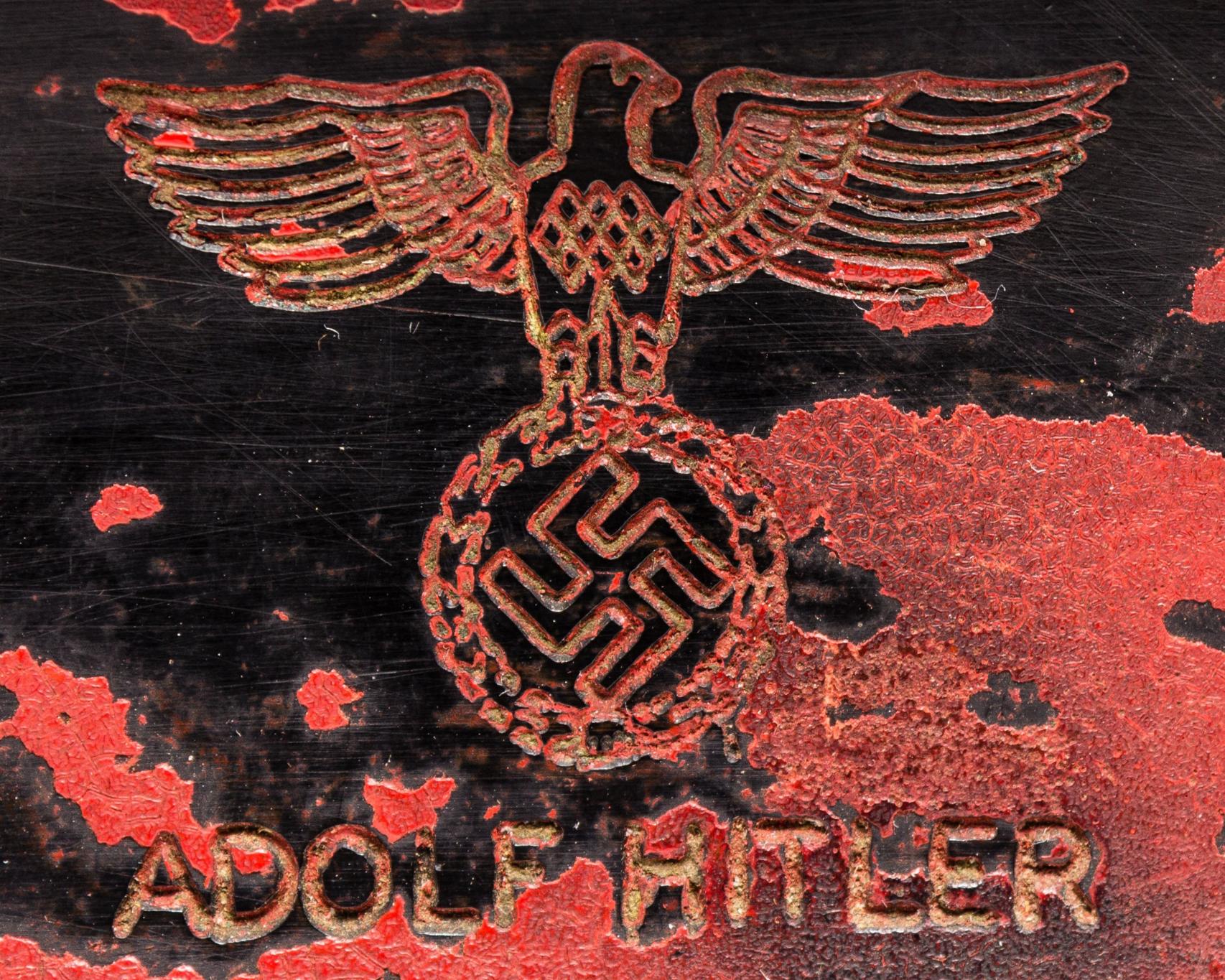 Detalle del teléfono con el nombre del dictador.