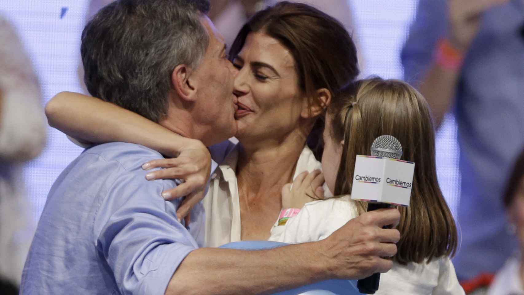 El matrimonio junto a su hija Antonia tras la victoria presidencial.