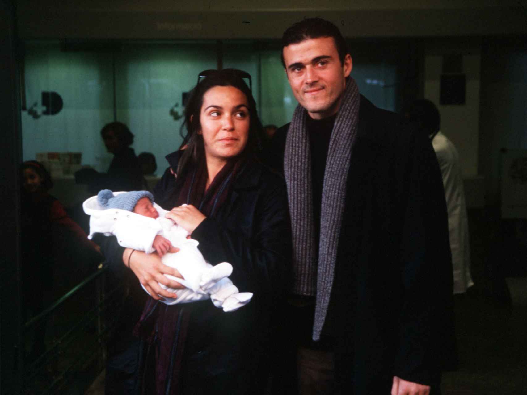 Luis Enrique y su mujer presentando a su primer hijo