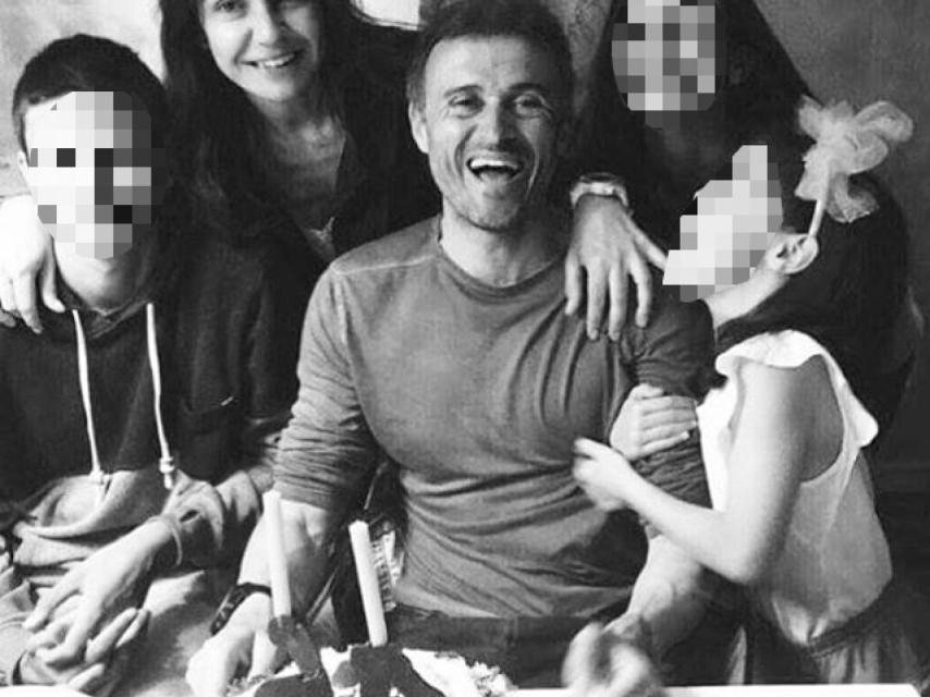 Luis Enrique con sus hijos celebrando su 46 cumpleaños.