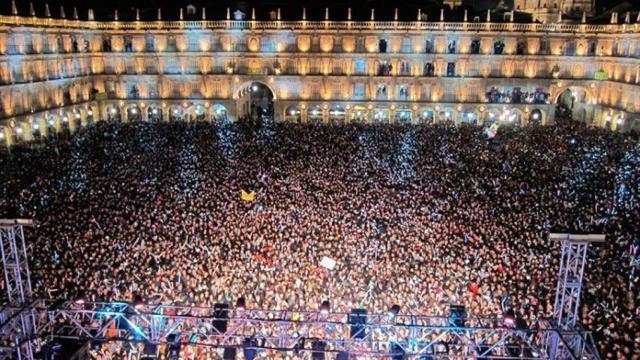 Una multitud llena la Plaza Mayor en un concierto de Ferias