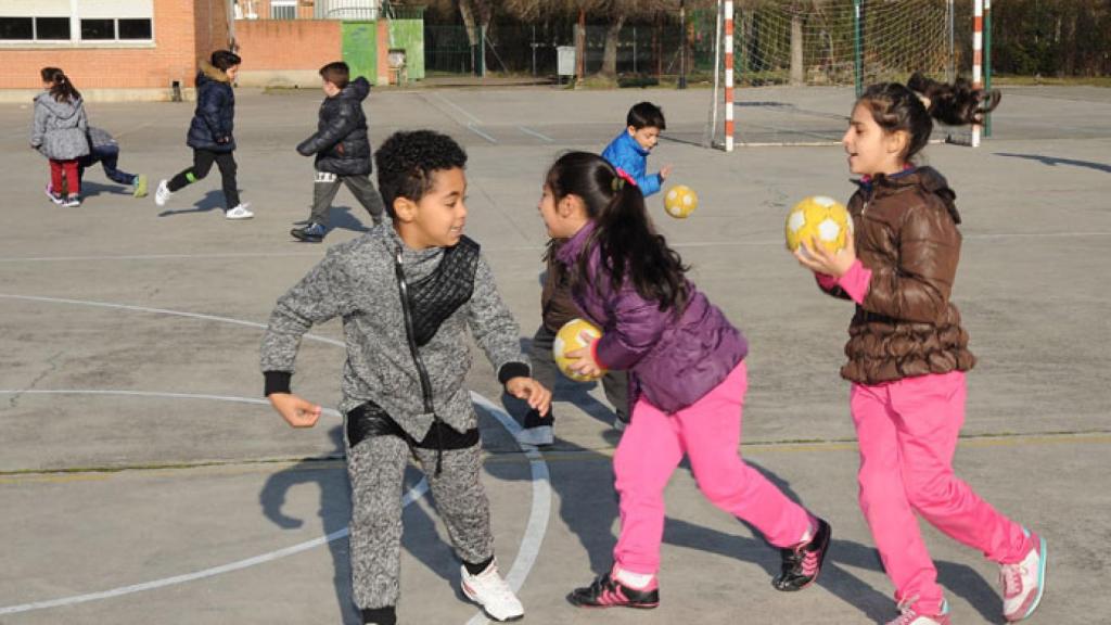 el-deporte-va-al-cole-balonmano-ceip-entre-rios-bustos-(1)