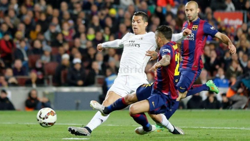 Cristiano Ronaldo marca en el Camp Nou tras una entrada de Dani Alves
