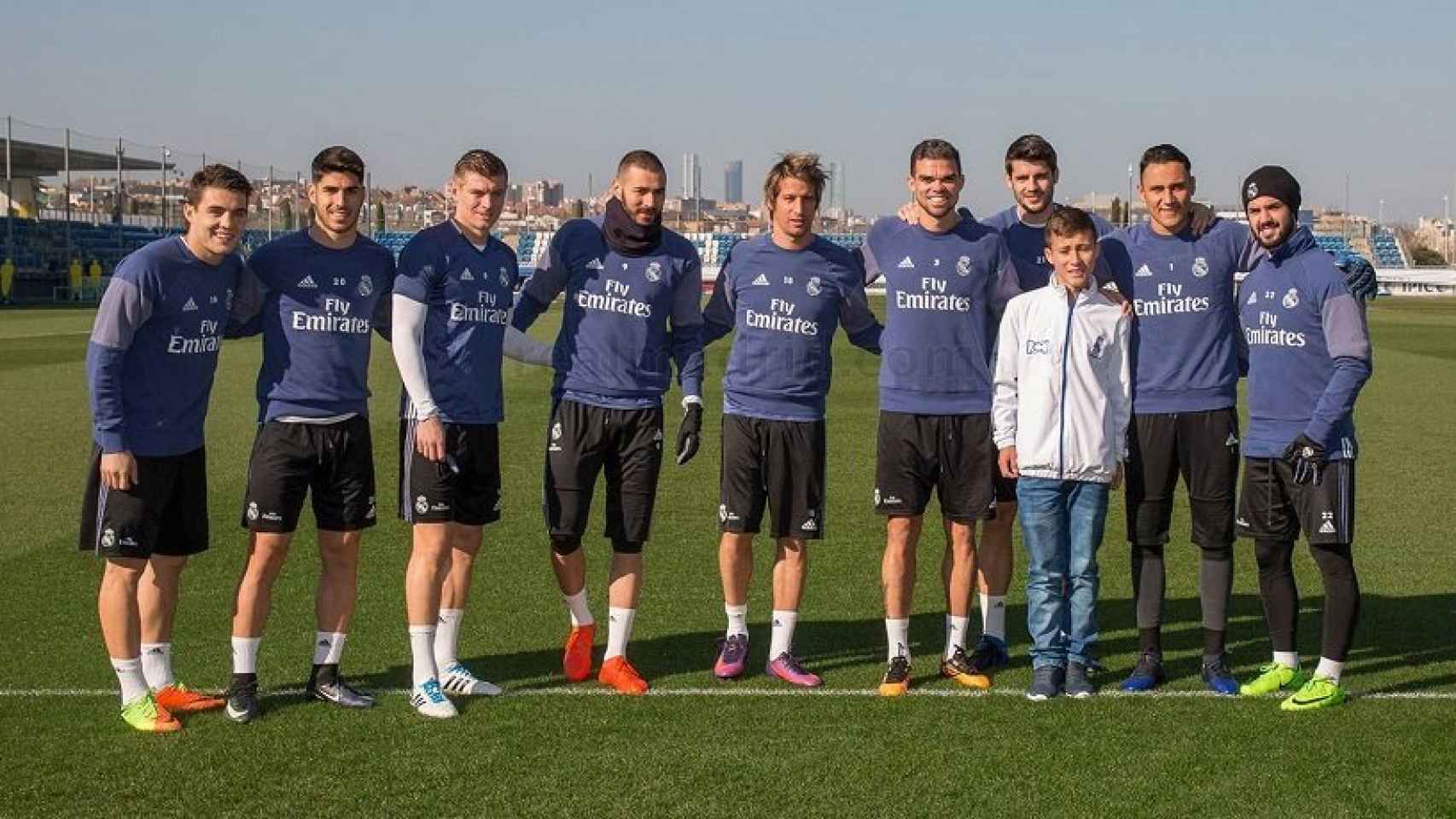 Algunos jugadores del Madrid con el Niño Ángel