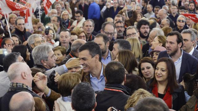 Pedro Sánchez, rodeado de asistentes a su acto de este sábado en Valladolid.