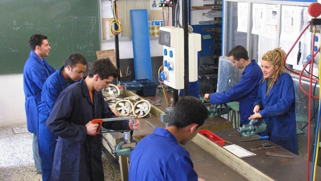 Varios jóvenes en un taller, en una imagen de archivo.