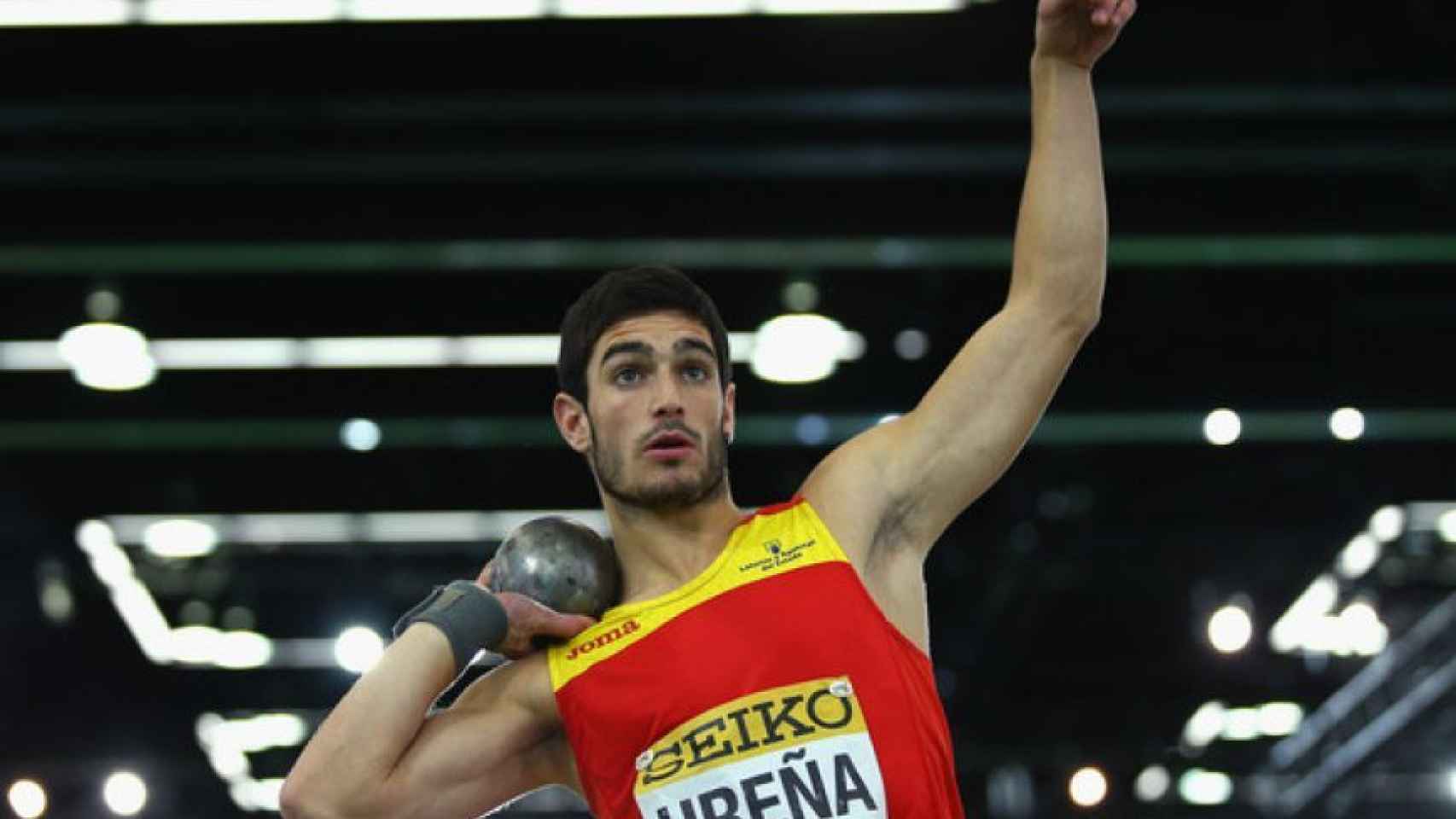 Jorge Ureña, lanzando peso.