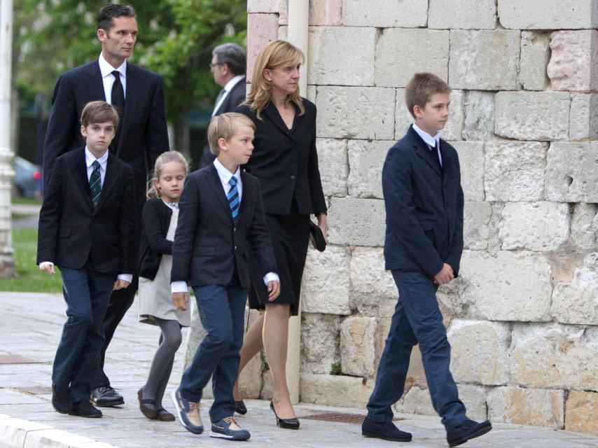 Los ex duques de Palma y sus hijos, en Vitoria en el funeral del padre de Iñaki Urdangarin
