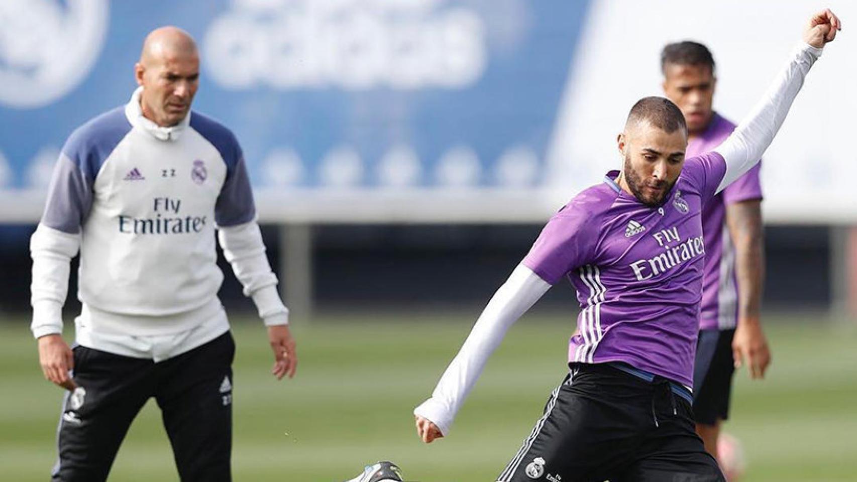 Kaim Benzema y Zinedine Zidane durante un entrenamiento