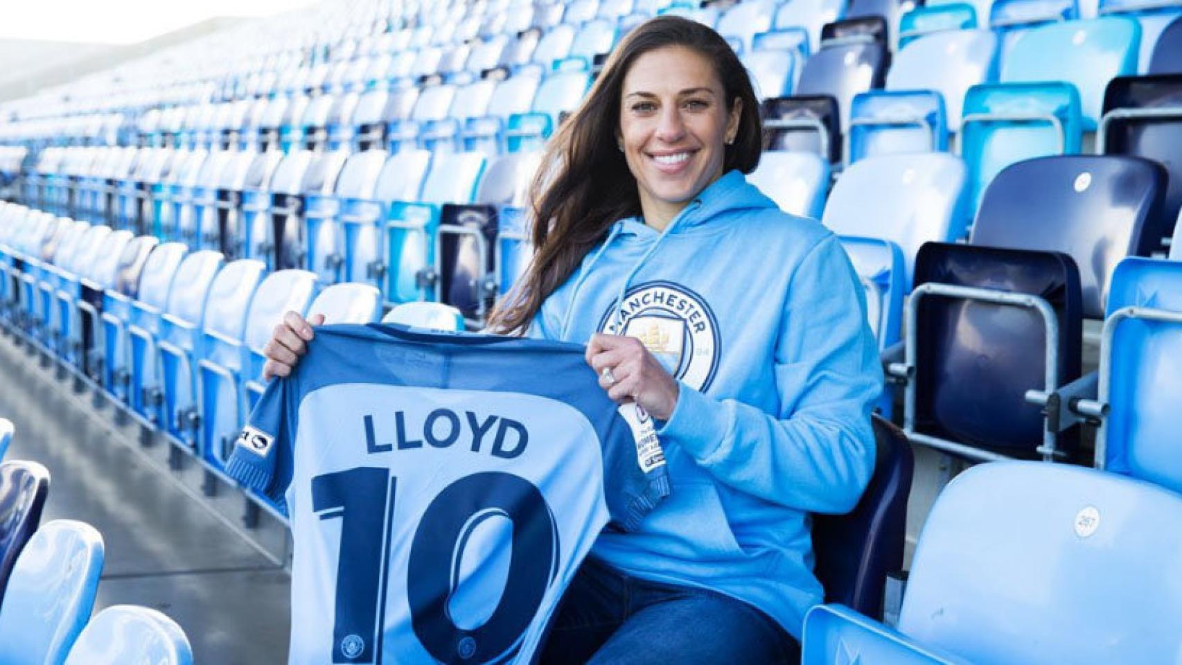 Carli Lloyd posando con la camiseta del City. Foto: Twitter (@CarliLloyd)