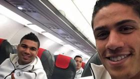 Varane, Casemiro y Lucas en el avión