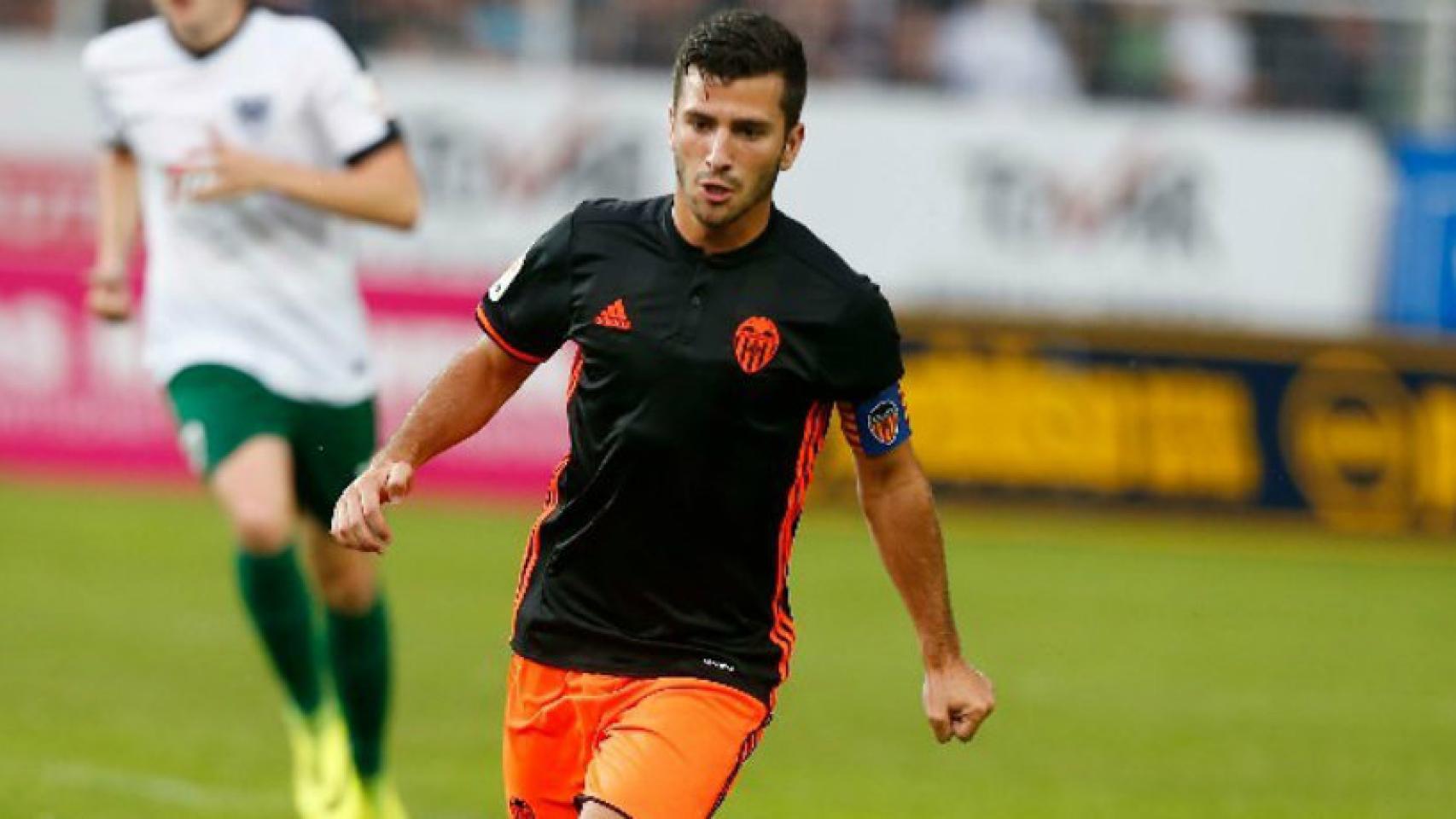 Gayà, durante un partido con el Valencia   Foto: valenciafc.com