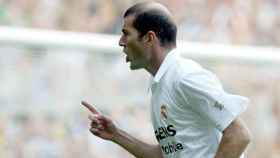 Zidane celebrando un gol con el Madrid en su época de jugador