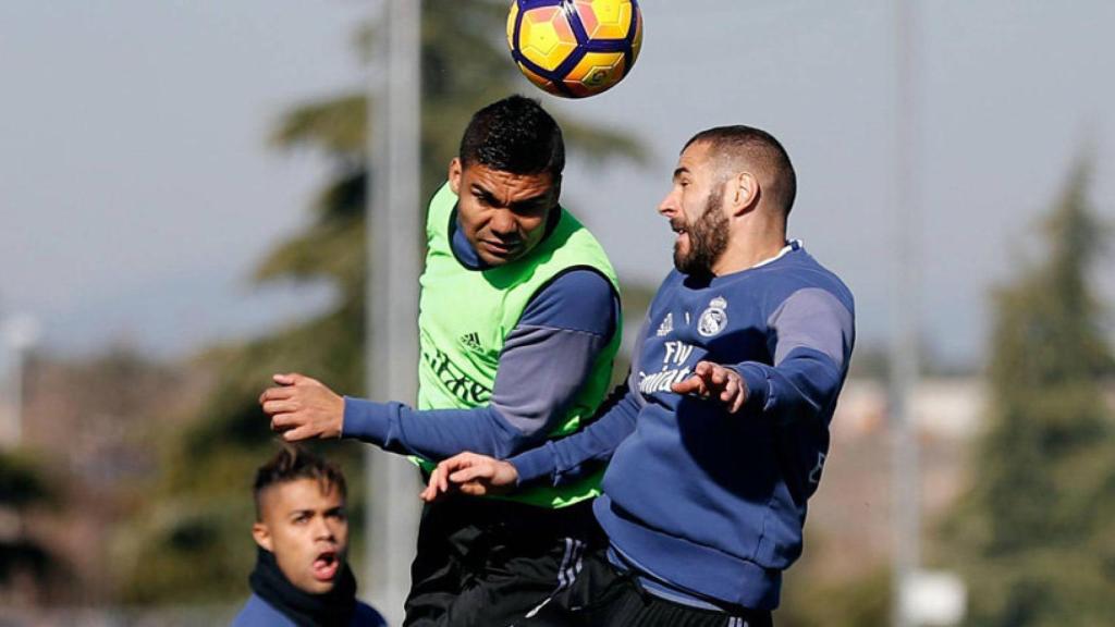 Benzema y Casemiro disputan un balón